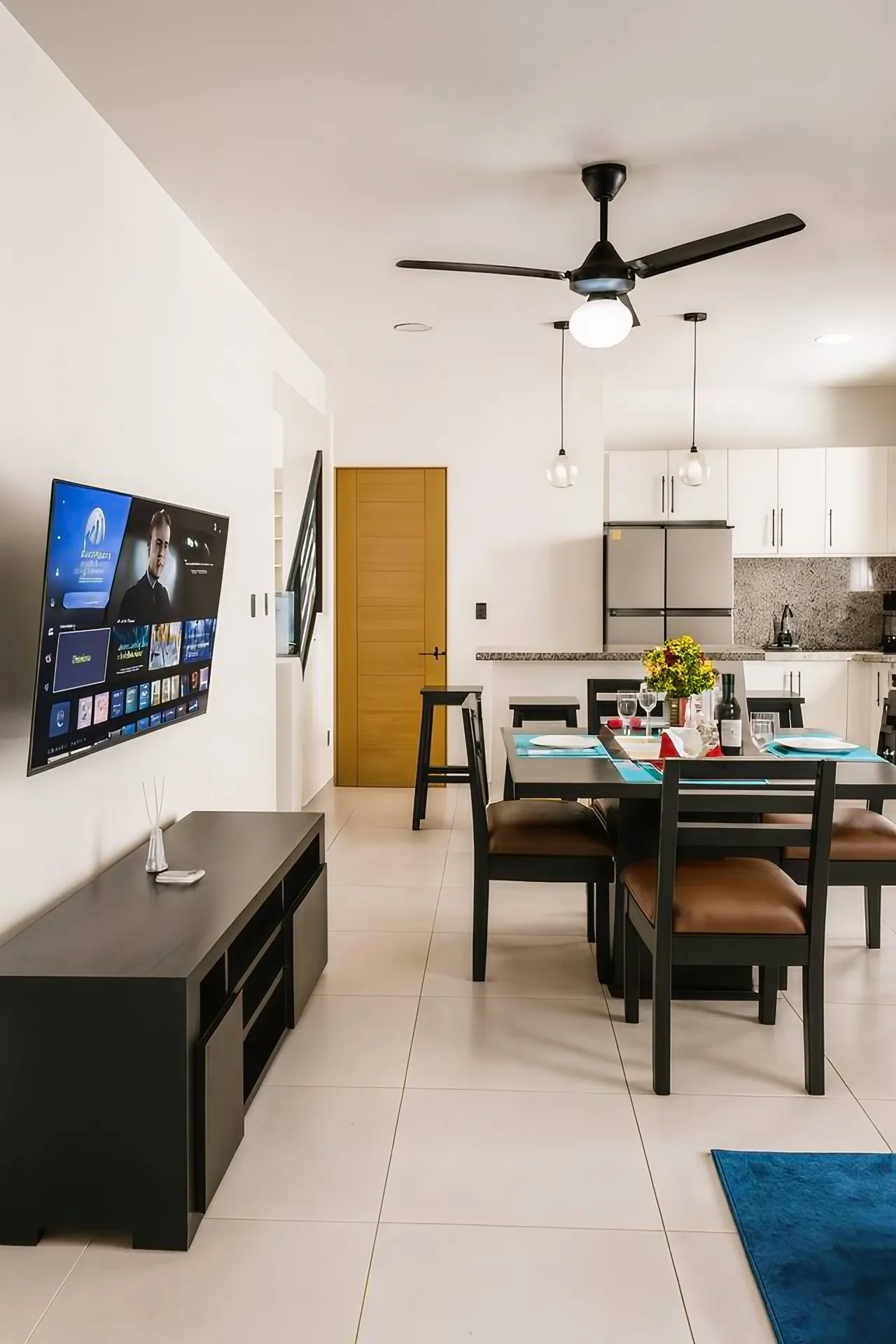 Détendez-vous dans notre séjour ouvert sur la cuisine, avec un canapé confortable et une grande télévision.