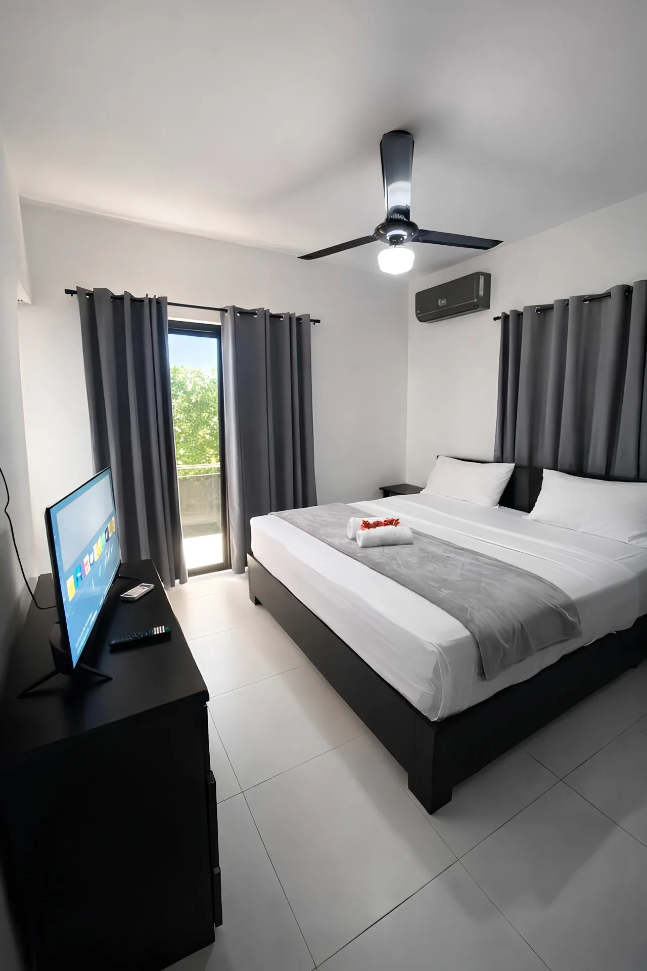 Appartement 2 chambres avec parking privé gratuit près de l’aéroport